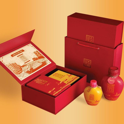 Hộp Quà Đậm Đà Tình Thân 1 Nước Mắm Tĩn Tôm Biển 60N 500ml/Tĩn Và 1 Tĩn Nước Mắm Tĩn Cá Cơm Vàng Ruột Đỏ 250 ml/Tĩn