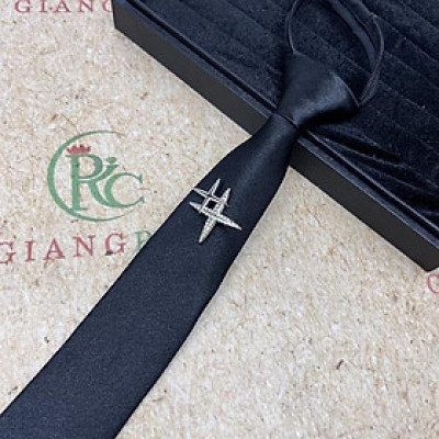 Cà vạt nam màu đen bản nhỏ thắt sẵn 6cm đính sao 4 cánh mẫu đen bóng