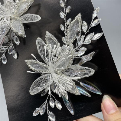 Cài tóc cô dâu hoa trắng đính đá ngũ sắc mẫu mới t8/2024