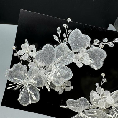 Cài tóc cô dâu hoa cánh tim màu trắng kết hạt cườm