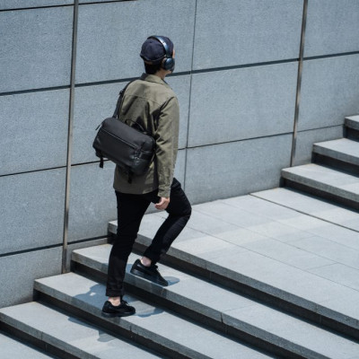 TÚI ĐEO VAI TOMTOC (USA) URBAN CODURA SLING BAG TRAVEL & WORK 13.3-14.2″ (02-C04D01) -Hàng Chính Hãng