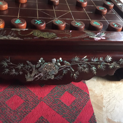 Combo Bàn cờ tướng gỗ gõ khảm ốc kết hợp vỏ bào ngư xanh đỏ +quân cờ gỗ trắc kt 4.5×1.5cm đẹp long lanh 