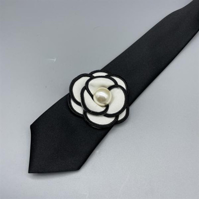 Cà vạt nữ màu đen đính hoa trà trắng hạt trai dây kéo thắt sẵn kt 6x36cm