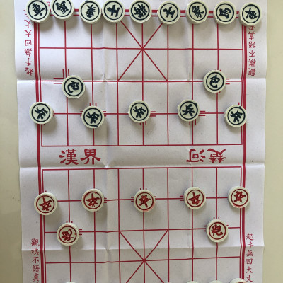 Bộ cờ tướng kèm bàn giấy tiện lợi, thích hợp mang đi linh hoạt trong sử dụng, quân cờ chắc chắn, bỏ hộp tiện lợi