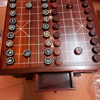 Bộ bàn cờ tướng chân cuốn thư ,có ngăn kéo bằng gỗ hương  + quân cờ gỗ trắc  