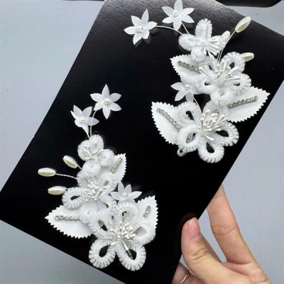 Cài tóc cô dâu hoa kẽm nhung trắng đính lá mẫu mới