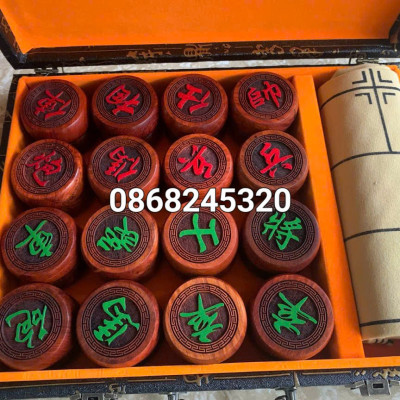 Combo Bàn cờ tướng gỗ gõ khảm ốc kết hợp vỏ bào ngư xanh đỏ +quân cờ gỗ trắc kt 4.5×1.5cm đẹp long lanh 