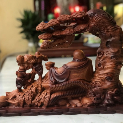 TƯỢNG PHẬT DI LẶC TAM PHÚC NGỰ GỐC CÂY TÙNG BẰNG GỖ HƯƠNG ĐÁ TÔ LÀM MẦU GIẢ CỔ KT 45×32×15CM