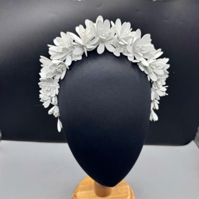 Băng đô cài tóc hoa màu trắng mẫu cài tóc cưới cho cô dâu