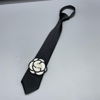 Cà vạt nữ màu đen đính hoa trà trắng hạt trai dây kéo thắt sẵn kt 6x36cm