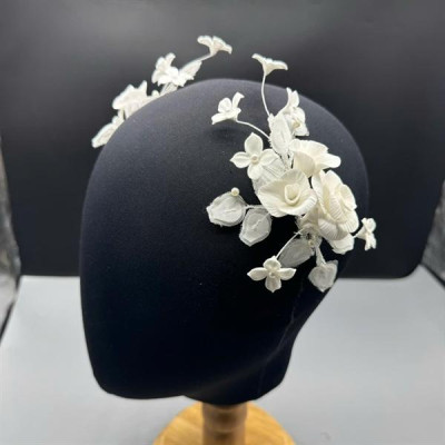 Cài tóc cô dâu hoa hồng đất sét trắng đính lá mẫu mới t9/2024