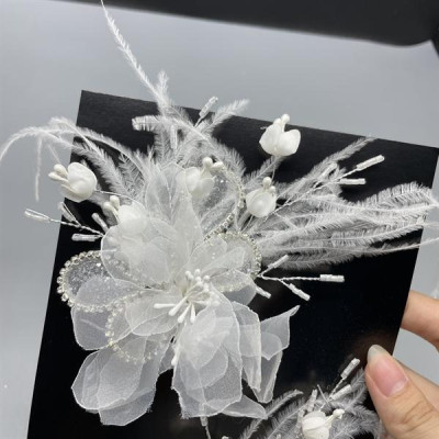 Cài tóc cô dâu hoa voan trắng đính lông vũ mới t8/2024