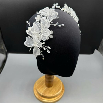 Cài tóc cô dâu hoa cánh tim màu trắng kết hạt cườm