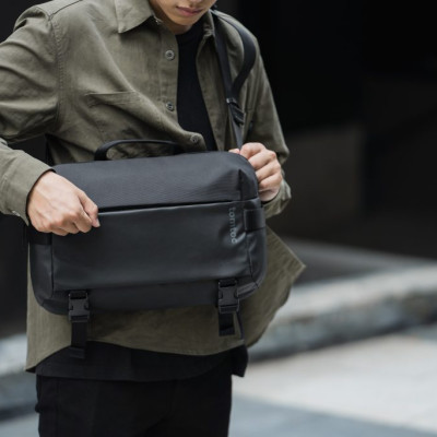 TÚI ĐEO VAI TOMTOC (USA) URBAN CODURA SLING BAG TRAVEL & WORK 13.3-14.2″ (02-C04D01) -Hàng Chính Hãng