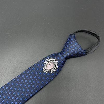 Cà vạt 6cm màu xanh chấm thắt sẵn đính đá hồng nhạt sang trọng