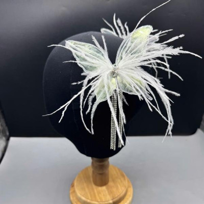 Cài tóc cô dâu bướm lông vũ ánh xanh ngọc mẫu mới