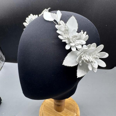 Cài tóc cô dâu hoa trắng đính lá mẫu cài cưới mới t12/2024