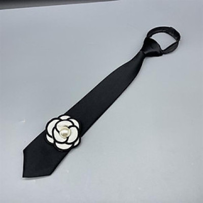 Cà vạt nữ màu đen đính hoa trà trắng hạt trai dây kéo thắt sẵn kt 6x36cm