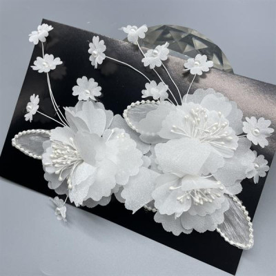 Cài tóc cô dâu hoa vải voan trắng đính hoa nhí