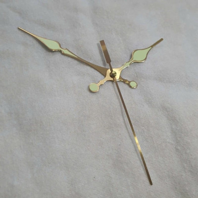 Kim Đồng Hồ Treo Tường Dạ Quang K8096-V – Phát Sáng Ban Đêm, Nhôm Dập Cứng Cáp, Dài 11.7cm