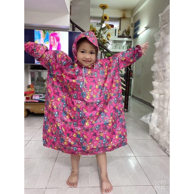 Áo mưa bít trùm toàn thân  cho bé trai  và  bé gái  từ  4 - 7 tuổi  , vải dù  chống thấm  ,  giữ ấm cho các bé  , kèm túi đựng xinh xắn , giao màu ngẫu nhiên