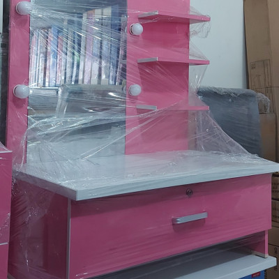 Bàn trang điểm ngồi bệt Tundo màu hồng ngang 80 cm x cao 100 cm x sâu 42 cm