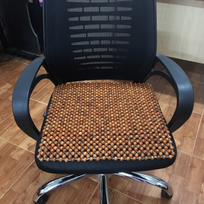 Đệm lót ghế văn phòng bằng hạt gỗ thoáng mát