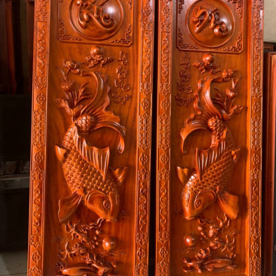 Tranh treo tường lý ngư vọng nguyệt bằng gỗ hương đỏ kt 37×107×4cm