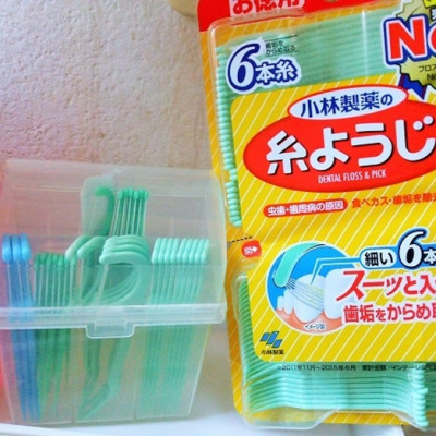 Set 60 chiếc tăm chỉ nha khoa Kobayashi, giúp lấy đi những thức ăn thừa lưu bám ở kẽ răng, chân nướu - nơi mà bàn chải đánh răng không thể chạm đến được - nội địa Nhật Bản