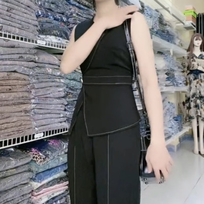 Set 2 món gồm quần và áo cổ nửa vest sang xinh cá tính.