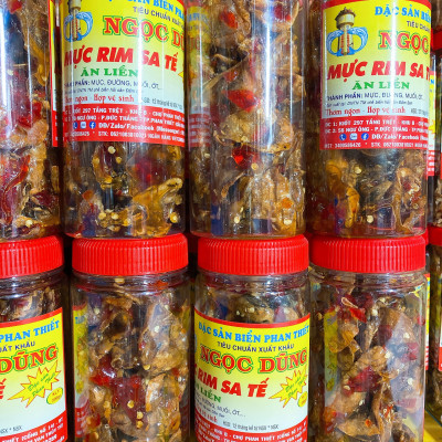 Mực rim sa tế đã chế biến ăn liền hộp 250 gram là món ăn ngon ơi là ngon của shop Đặc Sản Biển Phan Thiết NGỌC DŨNG. Hạn sử dụng 6 tháng kể từ ngày đặt hàng