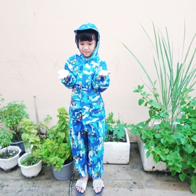 Bộ áo mưa cho  bé trai  và  bé gái từ  9 -  10 tuổi - Áo mưa vải dù nhẹ  , gọn chống thấm  , kèm túi đựng xinh xắn ,giao màu ngẫu nhiên