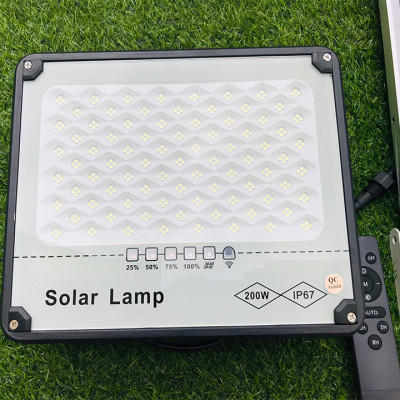 Đèn Năng Lượng Mặt Trời Chống Lóa 200W Vỏ Nhôm Nguyên Khối