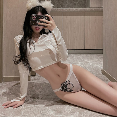 Quần lót nữ lọt khe thêu hình mặt người quyến rũ