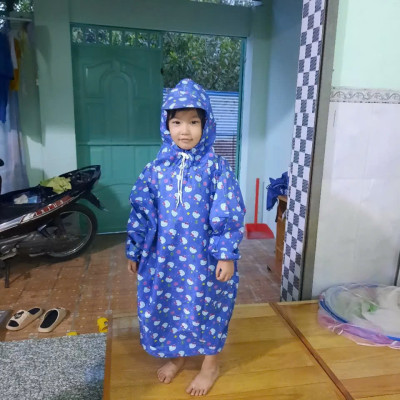 Áo mưa bít trùm toàn thân  cho bé trai  và  bé gái  từ  4 - 7 tuổi  , vải dù  chống thấm  ,  giữ ấm cho các bé  , kèm túi đựng xinh xắn , giao màu ngẫu nhiên