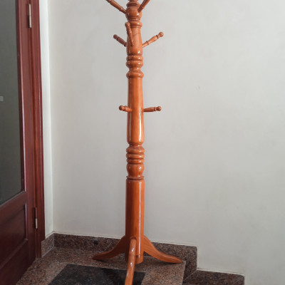 Cây treo đồ bằng gỗ thân to màu nâu nhạt