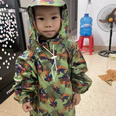 Áo mưa bít trùm toàn thân  cho bé trai  và  bé gái  từ  4 - 7 tuổi  , vải dù  chống thấm  ,  giữ ấm cho các bé  , kèm túi đựng xinh xắn , giao màu ngẫu nhiên