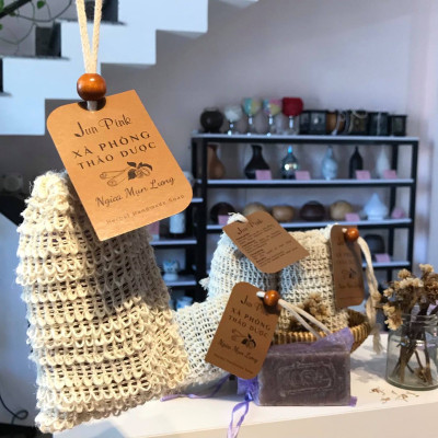 Xà phòng/xà bông ngừa mụn lưng Adeva Noni - Tinh dầu quế thơm nồng ấm, Glycerin thảo dược làm mềm da, ít bọt, nhanh sạch, không cần xả nhiều nước