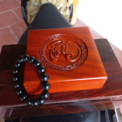 Combo Vòng đeo tay phong thủy bằng gỗ mun sừng kt 12ly +thêm hộp đựng đi kèm bằng gỗ hương khắc chữ phúc kt 12,5×12,5×3,5cm