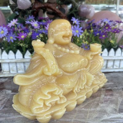 Tượng Phật Di Lặc ngồi tựa bao tiền cầm thỏi vàng phong thủy đá ngọc hoàng long - Dài 30 cm