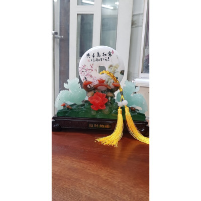 Tượng Đồng Tiền ngọc bội Trắng Tài Lộc Đẹp Size Nhỏ Vừa Dài 28cm x Cao 24cm x Sâu 9cm có Hình Cặp Chim Cong Hoa Đào đẹp Tài Lộc bên Cặp Tỳ Hưu Xanh Ngọc nhẹ đẹp sang Hút Tài Lộc có Như Ý thỏi vàng đế gỗ hoa đẹp quá biểu tượng sự cao quý ạ