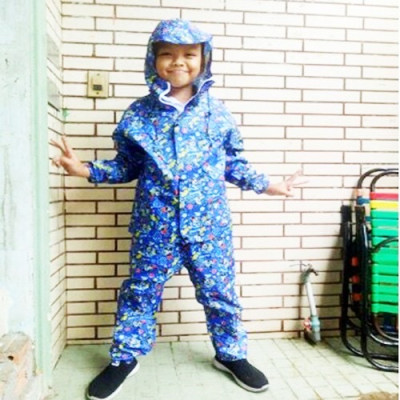 Quần áo mưa trẻ em từ 6 - 8 tuổi họa tiết hoạt hình , xinh xắn  , vải dù chống thấm , có túi đựng dễ thương , giao màu ngẫu nhiên