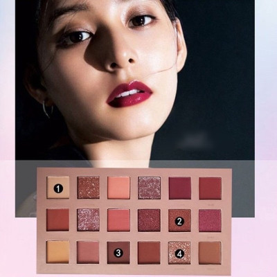 Kẻ mắt 18 màu gồm 12 màu lì và 6 màu nhũ mềm mịn ,siêu bám da ,không bị trôi ,lem  , dụng cụ trang điểm ,có thể phối màu yêu thích giúp đôi mắt nổi bật hơn , tôn lên vẻ đẹp ngọt ngào nữ tính  