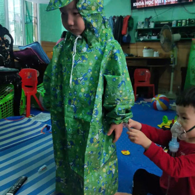 Áo mưa bít cho bé từ  4 - 7 tuổi vải dù  chống thấm  ,  giữ ấm cho các bé  , họa tiết hoạt hình dễ thương , kèm túi đựng xinh xắn , giao màu ngẫu nhiên