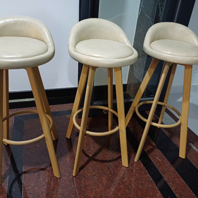 Ghế quầy bar màu nâu CB2130-P Ghế đảo bếp nệm bọc PVC màu nâu xoay 360 độ lưng tựa thấp có chân sắt sơn giả gỗ 