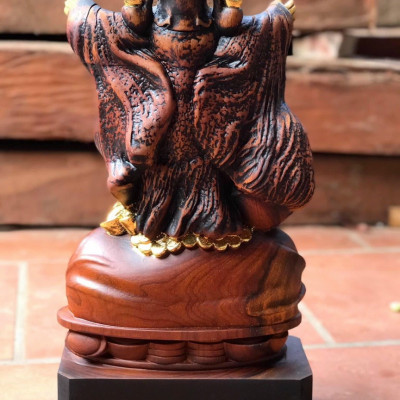 Tượng ông thần tài nghênh hỷ bằng gỗ hương đá tô làm mầu giả cổ kt cao 35×22×12cm