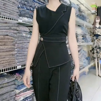 Set 2 món gồm quần và áo cổ nửa vest sang xinh cá tính.