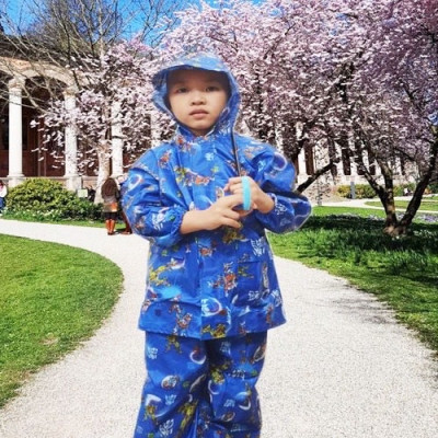 Quần áo mưa trẻ em từ 6 - 8 tuổi họa tiết hoạt hình , xinh xắn  , vải dù chống thấm , có túi đựng dễ thương , giao màu ngẫu nhiên