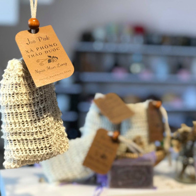 Xà phòng/xà bông ngừa mụn lưng Adeva Noni - Tinh dầu quế thơm nồng ấm, Glycerin thảo dược làm mềm da, ít bọt, nhanh sạch, không cần xả nhiều nước