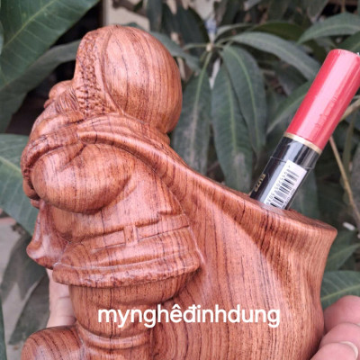 Ống cắm bút khắc ông già nole bằng gỗ hương đá cao 15x11x8cm 